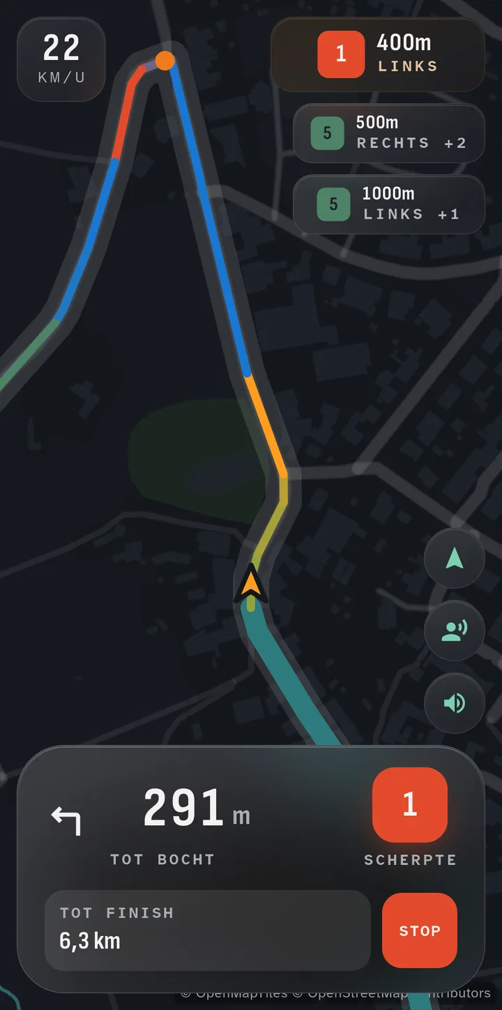 Het navigatiescherm van TrueTrail tijdens een rit: een scherpe bocht links vlak voor je, met de route op de kaart.